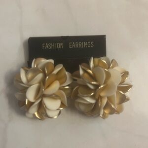 Women’s Vintage Costume Jewelry Gold and Cream Floral Clip On Earrings